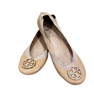 Tory Burch Tan patent Leather ballet Flats Logo goldtone Medallion round toe 11